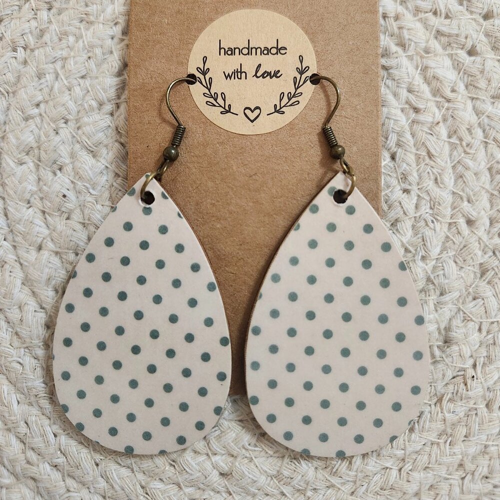 ~Handmade~ vintage style, boho, botanical earrings